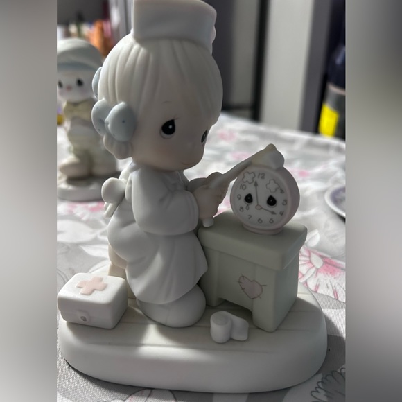 Retired Precious Moments figurine “Time Heals” - Picture 3 of 7